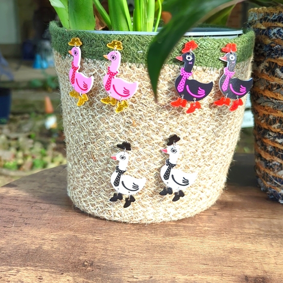 NWT/IP: (unbranded) 🦆👔🎩👞🪿 FASHION DUCK🪿👞🎩👔🦆acrylic dangle earrings - Picture 1 of 6